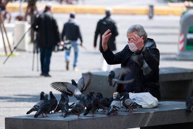 Naples 30-03-2020 Coronavirus emergency (COVID-19) old man on a bench in the town hall square (Newfotosud Alessandro Garofalo) (napolipress Fotogramma, Naples - 2020-03-31) p.s. la foto e utilizzabile nel rispetto del contesto in cui e stata scattata, e senza intento diffamatorio del decoro delle persone rappresentate  Copyright: xnapolipressx xFOTOGRAMMAx