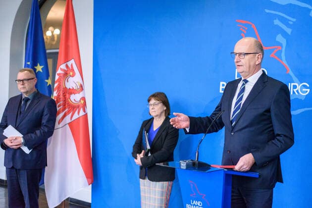 Potsdam, Pressekonferenz nach Kabinettssitzung zu Coronavirus Deutschland, Potsdam - 31.03.2020: Im Im Bild ist Michael Stübgen (Innenminister, CDU), Ursula Nonnemacher (Gesundheitsministerin, Bündnis 90 Die Grünen) ,Dietmar Woidke (Ministerpräsident Brandenburg, spd) während der Pressekonferenz zu sehen. Potsdam Staatskanzlei Potsdam Brandenburg Deutschland