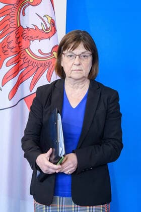 Potsdam, Pressekonferenz nach Kabinettssitzung zu Coronavirus Deutschland, Potsdam - 31.03.2020: Im Im Bild ist Ursula Nonnemacher (Gesundheitsministerin, Bündnis 90 Die Grünen) während der Pressekonferenz zu sehen. Potsdam Staatskanzlei Potsdam Brandenburg Deutschland