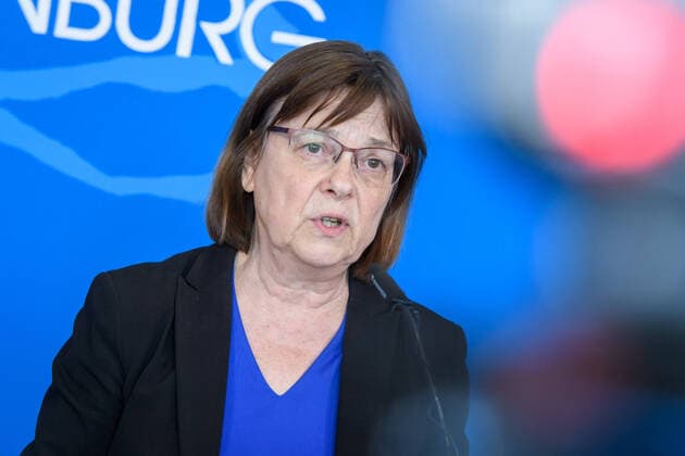 Potsdam, Pressekonferenz nach Kabinettssitzung zu Coronavirus Deutschland, Potsdam - 31.03.2020: Im Im Bild ist Ursula Nonnemacher (Gesundheitsministerin, Bündnis 90 Die Grünen) während der Pressekonferenz zu sehen. Potsdam Staatskanzlei Potsdam Brandenburg Deutschland