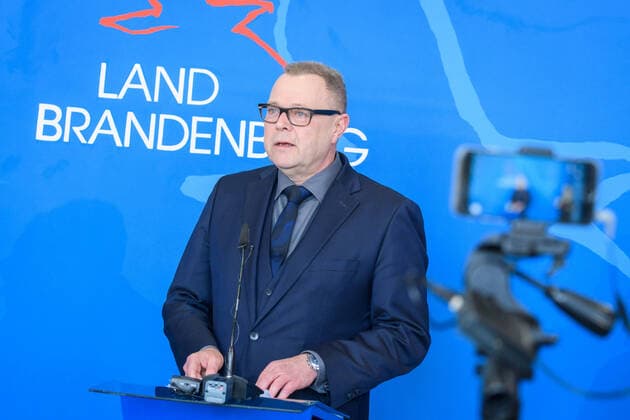 Potsdam, Pressekonferenz nach Kabinettssitzung zu Coronavirus Deutschland, Potsdam - 31.03.2020: Im Im Bild ist Michael Stübgen (Innenminister, CDU) während der Pressekonferenz zu sehen. Potsdam Staatskanzlei Potsdam Brandenburg Deutschland