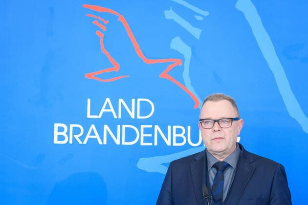 Potsdam, Pressekonferenz nach Kabinettssitzung zu Coronavirus Deutschland, Potsdam - 31.03.2020: Im Im Bild ist Michael Stübgen (Innenminister, CDU) während der Pressekonferenz zu sehen. Potsdam Staatskanzlei Potsdam Brandenburg Deutschland