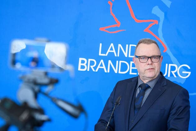 Potsdam, Pressekonferenz nach Kabinettssitzung zu Coronavirus Deutschland, Potsdam - 31.03.2020: Im Im Bild ist Michael Stübgen (Innenminister, CDU) während der Pressekonferenz zu sehen. Potsdam Staatskanzlei Potsdam Brandenburg Deutschland