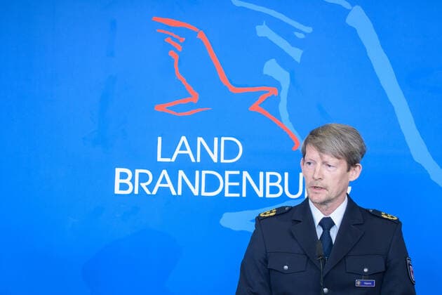 Potsdam, Pressekonferenz nach Kabinettssitzung zu Coronavirus Deutschland, Potsdam - 31.03.2020: Im Im Bild ist Roger Höppner (amtierende Polizeipräsident, Brandenburg) während der Pressekonferenz zu sehen. Potsdam Staatskanzlei Potsdam Brandenburg Deutschland