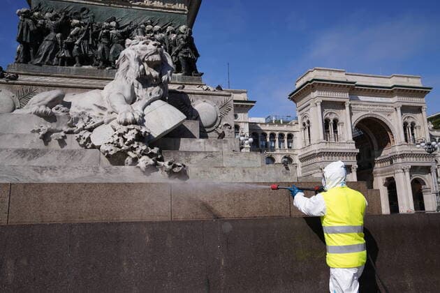 Coronavirus emergency - sanitization of Piazza Duomo (duilio Piaggesi Fotogramma, Milan - 2020-03-31) p.s. la foto e utilizzabile nel rispetto del contesto in cui e stata scattata, e senza intento diffamatorio del decoro delle persone rappresentate  Copyright: xduilioxPiaggesix xFOTOGRAMMAx