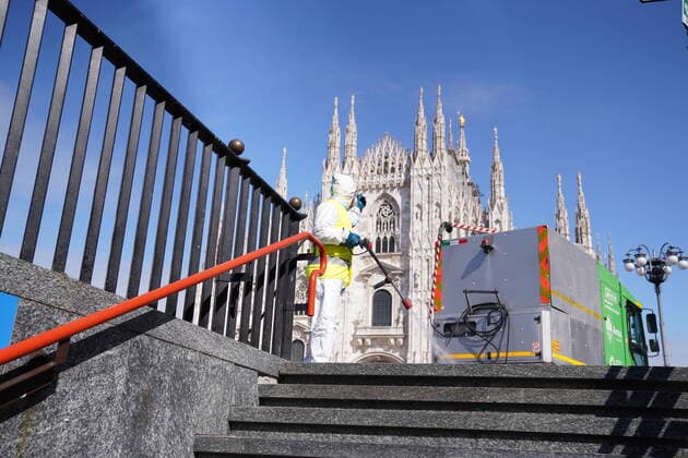 Coronavirus emergency - sanitization of Piazza Duomo (duilio Piaggesi Fotogramma, Milan - 2020-03-31) p.s. la foto e utilizzabile nel rispetto del contesto in cui e stata scattata, e senza intento diffamatorio del decoro delle persone rappresentate  Copyright: xduilioxPiaggesix xFOTOGRAMMAx