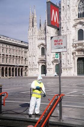 Coronavirus emergency - sanitization of Piazza Duomo (duilio Piaggesi Fotogramma, Milan - 2020-03-31) p.s. la foto e utilizzabile nel rispetto del contesto in cui e stata scattata, e senza intento diffamatorio del decoro delle persone rappresentate  Copyright: xduilioxPiaggesix xFOTOGRAMMAx
