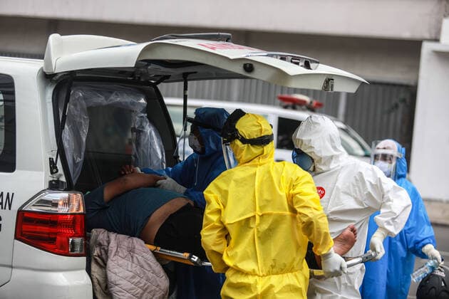 Incident on the street amid fears of coronavirus outbreak in Indonesia - 31 March 2020. EDITORS NOTE: Graphic content Health officials wearing protective suits evacuate a man after he allegedly collapsed on the street in Bandung, West Java, Indonesia, March 31, 2020. amid fears of coronavirus outbreak. (Photo by Agvi Firdaus INA Photo Agency imago images) 