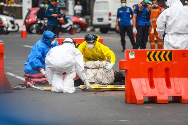 Incident on the street amid fears of coronavirus outbreak in Indonesia - 31 March 2020. EDITORS NOTE: Graphic content Health officials wearing protective suits evacuate a man after he allegedly collapsed on the street in Bandung, West Java, Indonesia, March 31, 2020. amid fears of coronavirus outbreak. (Photo by Agvi Firdaus INA Photo Agency imago images) 
