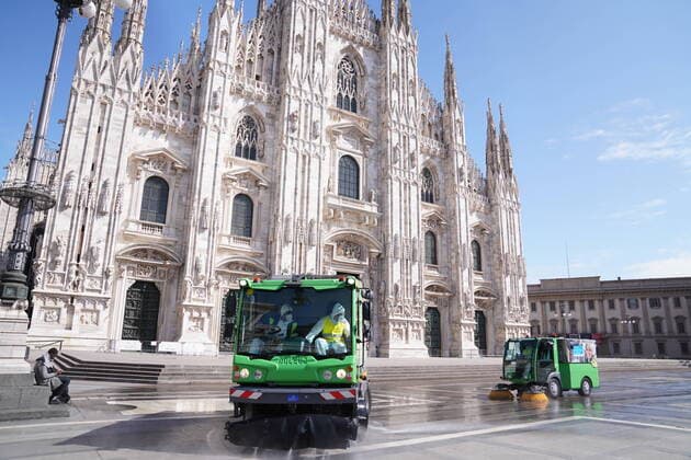 Coronavirus emergency - sanitization of Piazza Duomo (duilio Piaggesi Fotogramma, Milan - 2020-03-31) p.s. la foto e utilizzabile nel rispetto del contesto in cui e stata scattata, e senza intento diffamatorio del decoro delle persone rappresentate  Copyright: xduilioxPiaggesix xFOTOGRAMMAx