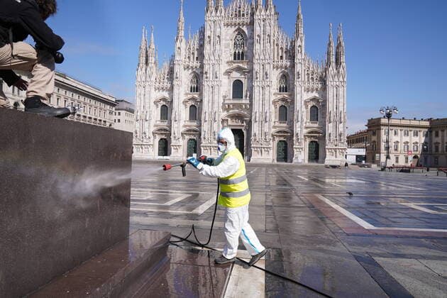 Coronavirus emergency - sanitization of Piazza Duomo (duilio Piaggesi Fotogramma, Milan - 2020-03-31) p.s. la foto e utilizzabile nel rispetto del contesto in cui e stata scattata, e senza intento diffamatorio del decoro delle persone rappresentate  Copyright: xduilioxPiaggesix xFOTOGRAMMAx