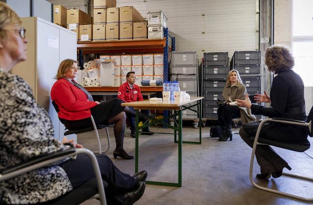31-03-2020 Loenen Queen Máxima during her visit in the context of the coronavirus outbreak (COVID-19) at the volunteers of the Red Cross in Loenen, Gelderland.  Copyright: xxPPE Poolx
