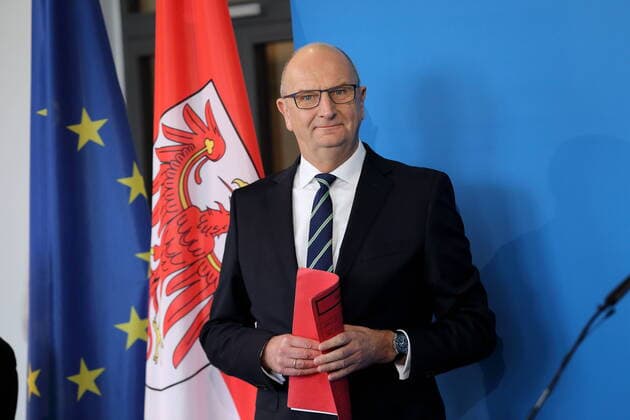 Ministerpräsident Dietmar Woidke (SPD) vor Beginn einer Pressekonferenz zur Verlängerung der Ausgangsbeschränkungen wegen des Coronavirus, Staatskanzlei, Potsdam, 31. März 2020. Brandenburg PK Coronavirus