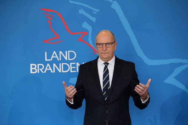 Ministerpräsident Dietmar Woidke (SPD) spricht während einer Pressekonferenz zur Verlängerung der Ausgangsbeschränkungen wegen des Coronavirus, Staatskanzlei, Potsdam, 31. März 2020. Brandenburg PK Coronavirus