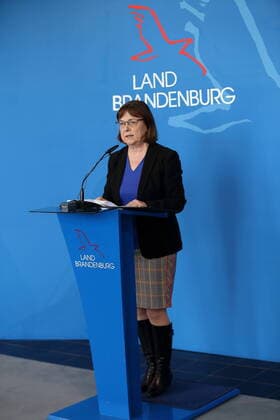 Gesundheitsministerin Ursula Nonnemacher (Bündnis 90 Die Grünen) spricht während einer Pressekonferenz zur Verlängerung der Ausgangsbeschränkungen wegen des Coronavirus, Staatskanzlei, Potsdam, 31. März 2020. Brandenburg PK Coronavirus