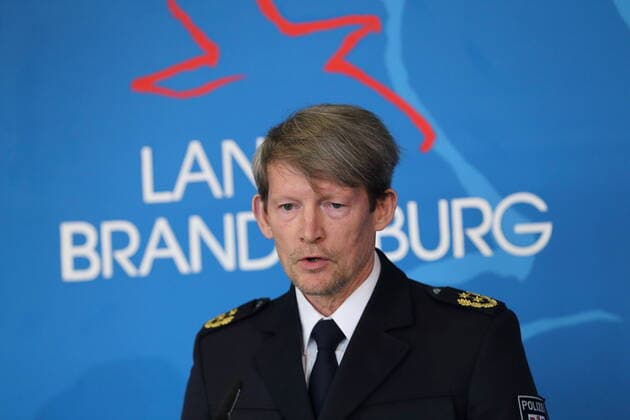 Der amtierende Polizeipräsident Roger Höppner spricht während einer Pressekonferenz zur Verlängerung der Ausgangsbeschränkungen wegen des Coronavirus, Staatskanzlei, Potsdam, 31. März 2020. Brandenburg PK Coronavirus