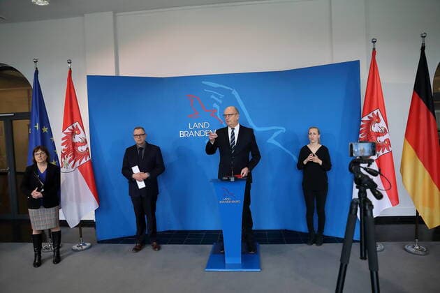 Gesundheitsministerin Ursula Nonnemacher (Bündnis 90 Die Grünen), Innenminister Michael Stübgen (CDU), Ministerpräsident Dietmar Woidke (SPD) und Gebärdensprachdolmetscherin Nadine Lehmann, v.l., während einer Pressekonferenz zur Verlängerung der Ausgangsbeschränkungen wegen des Coronavirus, Staatskanzlei, Potsdam, 31. März 2020. Brandenburg PK Coronavirus