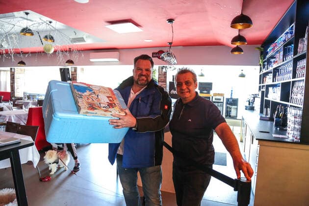 Geste von Herzen in Coronazeiten Restaurant liefert kostenlos an Leitstelle und Feuerwache Kommandant spricht über aktuelle Coronasituation Geste von Herzen in Coronazeiten Restaurant liefert kostenlos an Leitstelle und Feuerwache Kommandant spricht über aktuelle CoronasituationBaden-Württemberg, 73033 Göppingen, Deutschland Copyright: 7aktuell.dex xChristinaxZambito