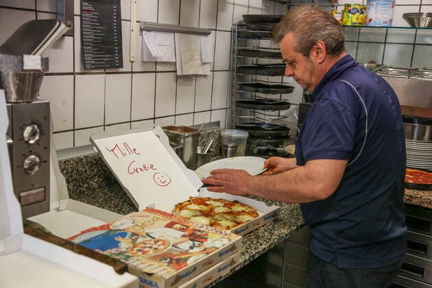 Geste von Herzen in Coronazeiten Restaurant liefert kostenlos an Leitstelle und Feuerwache Kommandant spricht über aktuelle Coronasituation Geste von Herzen in Coronazeiten Restaurant liefert kostenlos an Leitstelle und Feuerwache Kommandant spricht über aktuelle CoronasituationBaden-Württemberg, 73033 Göppingen, Deutschland Copyright: 7aktuell.dex xChristinaxZambito