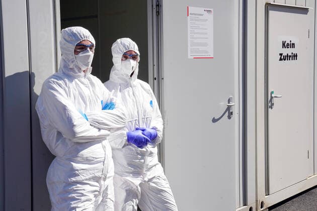 Dortmund, 31.3.2020: Am Klinikum Nord in Dortmund gibt es seit Samstag (21.3.2020) ein Corona-Testzentrum der Kassenärztlichen Vereinigung. In Zelten und Containern können Menschen dort auf das Virus untersucht werden. Foto: Ärzte und Mitarbeiter in Schutzkleidungstehen bereit, einen Corona-Test vorzunehmen.