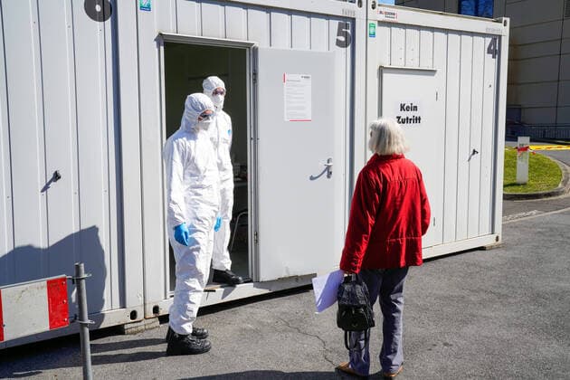 Dortmund, 31.3.2020: Am Klinikum Nord in Dortmund gibt es seit Samstag (21.3.2020) ein Corona-Testzentrum der Kassenärztlichen Vereinigung. In Zelten und Containern können Menschen dort auf das Virus untersucht werden. Foto: Ärzte und Mitarbeiter in Schutzkleidungstehen bereit, einen Corona-Test vorzunehmen.