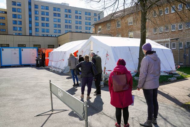 Dortmund, 31.3.2020: Am Klinikum Nord in Dortmund gibt es seit Samstag (21.3.2020) ein Corona-Testzentrum der Kassenärztlichen Vereinigung. In Zelten und Containern können Menschen dort auf das Virus untersucht werden. Foto: Wartebereich für die Aufnahme