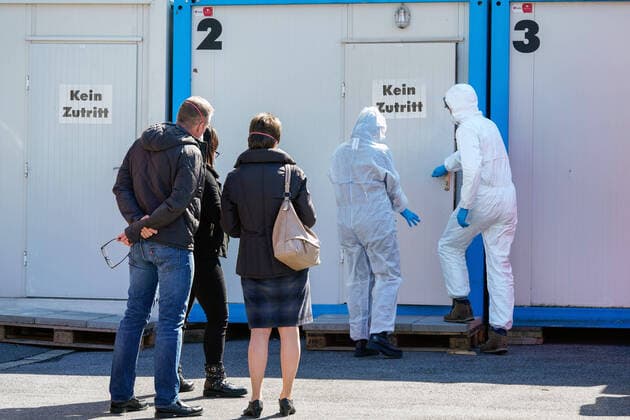 Dortmund, 31.3.2020: Am Klinikum Nord in Dortmund gibt es seit Samstag (21.3.2020) ein Corona-Testzentrum der Kassenärztlichen Vereinigung. In Zelten und Containern können Menschen dort auf das Virus untersucht werden. Foto: Personen warten auf den Test.