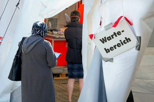 Dortmund, 31.3.2020: Am Klinikum Nord in Dortmund gibt es seit Samstag (21.3.2020) ein Corona-Testzentrum der Kassenärztlichen Vereinigung. In Zelten und Containern können Menschen dort auf das Virus untersucht werden. Foto: Wartebereich für die Aufnahme