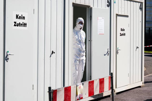 Dortmund, 31.3.2020: Am Klinikum Nord in Dortmund gibt es seit Samstag (21.3.2020) ein Corona-Testzentrum der Kassenärztlichen Vereinigung. In Zelten und Containern können Menschen dort auf das Virus untersucht werden. Foto: Ärzte und Mitarbeiter in Schutzkleidungstehen bereit, einen Corona-Test vorzunehmen.