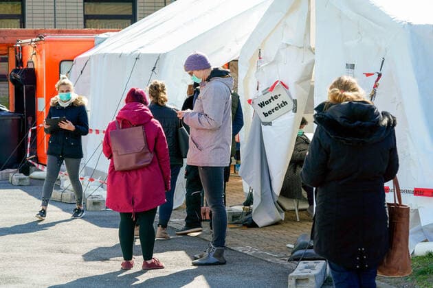 Dortmund, 31.3.2020: Am Klinikum Nord in Dortmund gibt es seit Samstag (21.3.2020) ein Corona-Testzentrum der Kassenärztlichen Vereinigung. In Zelten und Containern können Menschen dort auf das Virus untersucht werden. Foto: Wartebereich für die Aufnahme