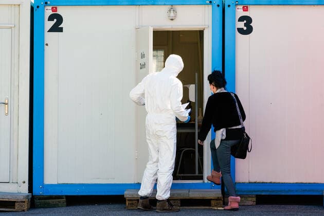 Dortmund, 31.3.2020: Am Klinikum Nord in Dortmund gibt es seit Samstag (21.3.2020) ein Corona-Testzentrum der Kassenärztlichen Vereinigung. In Zelten und Containern können Menschen dort auf das Virus untersucht werden. Foto: Ärzte und Mitarbeiter in Schutzkleidungstehen bereit, einen Corona-Test vorzunehmen.