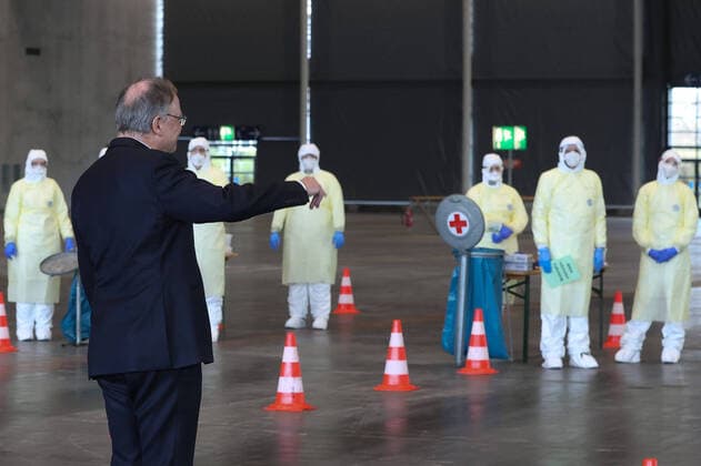 Hannover, 31.03.2020, Ministerpräsident Stephan Weil besucht das Drive-In-Corona-Testzentrum, Halle 13, Messegelände, Coronavirus, Labor, Abstrich, Mundschutz,