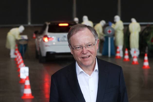 Hannover, 31.03.2020, Ministerpräsident Stephan Weil besucht das Drive-In-Corona-Testzentrum, Halle 13, Messegelände, Coronavirus, Labor, Abstrich, Mundschutz,