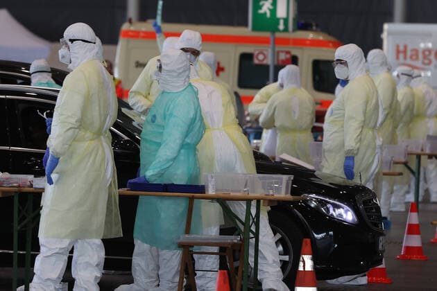 Hannover, 31.03.2020, Ministerpräsident Stephan Weil besucht das Drive-In-Corona-Testzentrum, Halle 13, Messegelände, Coronavirus, Labor, Abstrich, Mundschutz,