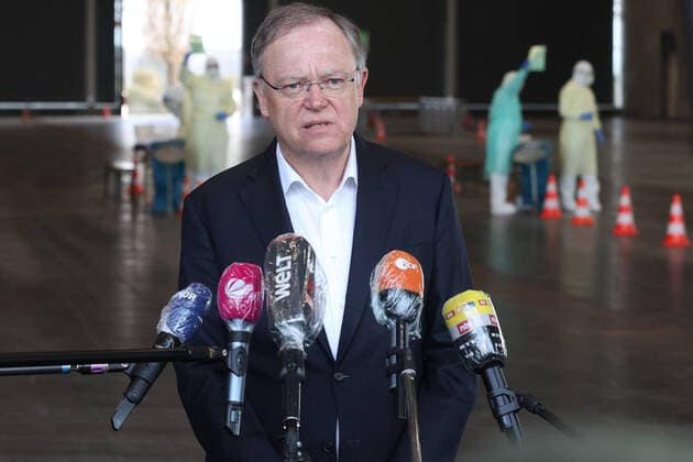 Hannover, 31.03.2020, Ministerpräsident Stephan Weil besucht das Drive-In-Corona-Testzentrum, Halle 13, Messegelände, Coronavirus, Labor, Abstrich, Mundschutz,