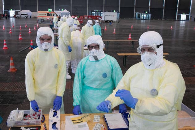 Hannover, 31.03.2020, Ministerpräsident Stephan Weil besucht das Drive-In-Corona-Testzentrum, Halle 13, Messegelände, Coronavirus, Labor, Abstrich, Mundschutz,