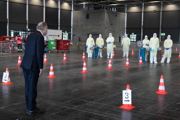 Hannover, 31.03.2020, Ministerpräsident Stephan Weil besucht das Drive-In-Corona-Testzentrum, Halle 13, Messegelände, Coronavirus, Labor, Abstrich, Mundschutz,