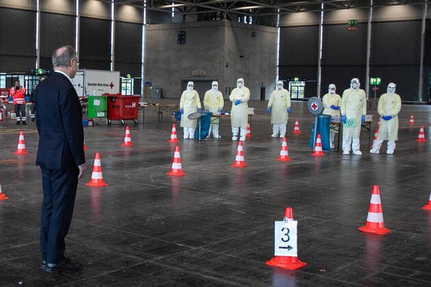 Hannover, 31.03.2020, Ministerpräsident Stephan Weil besucht das Drive-In-Corona-Testzentrum, Halle 13, Messegelände, Coronavirus, Labor, Abstrich, Mundschutz,