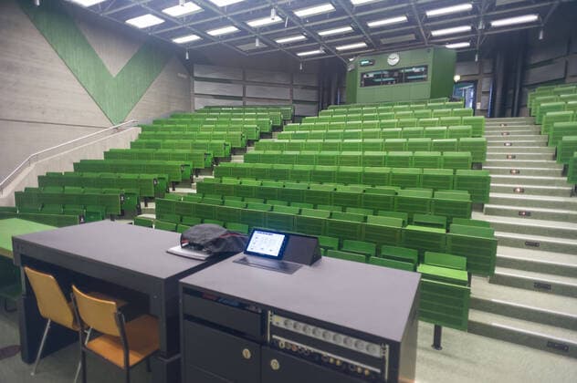 COVID-19, Uni Campus Vaihingen. Corona Krise verändert auch das Studieren an den Universitäten und Hochschulen. Im Bild: Leere Gebäude und Vorlesesäle. Auf dem Capmus der Universität Stuttgart in Vaihingen ist menschenleer. Es besteht aber eine technische Möglichkeit für Professoren ihre Vorlesungen vor der Kamera durchzuführen und für Studierende via Internet ihre Lerninhalte zu erhalten, mit einander zu kommunizieren. Stuttgart Baden-Wuerttemberg Deutschland Copyright: xMaxxKovalenkox