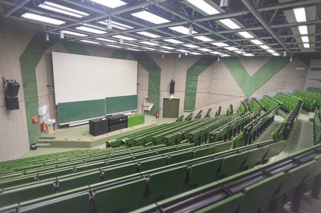 COVID-19, Uni Campus Vaihingen. Corona Krise verändert auch das Studieren an den Universitäten und Hochschulen. Im Bild: Leere Gebäude und Vorlesesäle. Auf dem Capmus der Universität Stuttgart in Vaihingen ist menschenleer. Es besteht aber eine technische Möglichkeit für Professoren ihre Vorlesungen vor der Kamera durchzuführen und für Studierende via Internet ihre Lerninhalte zu erhalten, mit einander zu kommunizieren. Stuttgart Baden-Wuerttemberg Deutschland Copyright: xMaxxKovalenkox