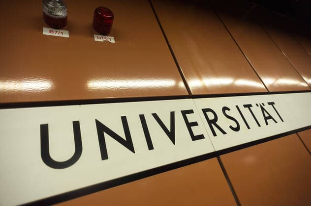 COVID-19, Uni Campus Vaihingen Corona Krise verändert auch das Studieren an den Universitäten und Hochschulen. Im Bild: S-Bahn Haltestelle Universität ist leer. Auf dem Capmus der Universität Stuttgart in Vaihingen ist ebenfalls menschenleer. Es besteht aber eine technische Möglichkeit für Professoren ihre Vorlesungen vor der Kamera zu halten und für Studierende via Internet ihre Lerninhalte zu erhalten, mit einander zu kommunizieren. Stuttgart Baden-Wuerttemberg Deutschland Copyright: xMaxxKovalenkox