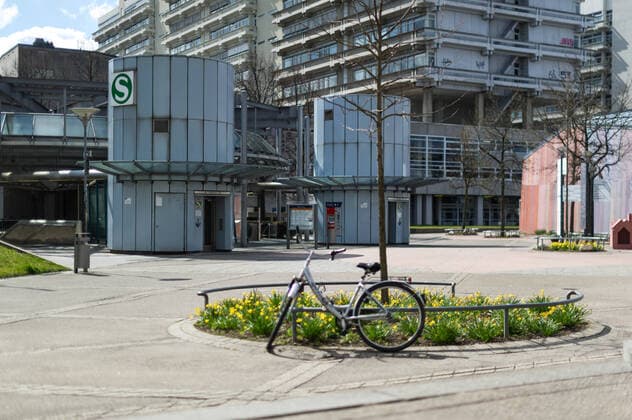 COVID-19, Uni Campus Vaihingen Corona Krise verändert auch das Studieren an den Universitäten und Hochschulen. Im Bild: Auf dem Capmus der Universität Stuttgart in Vaihingen ist menschenleer. Es besteht aber eine technische Möglichkeit für Professoren ihre Vorlesungen vor der Kamera zu halten und für Studierende via Internet ihre Lerninhalte zu erhalten, mit einander zu kommunizieren. Stuttgart Baden-Wuerttemberg Deutschland Copyright: xMaxxKovalenkox