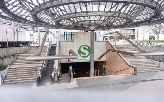 COVID-19, Uni Campus Vaihingen Corona Krise verändert auch das Studieren an den Universitäten und Hochschulen. Im Bild: S-Bahn Haltestelle Universität ist leer. Auf dem Capmus der Universität Stuttgart in Vaihingen ist ebenfalls menschenleer. Es besteht aber eine technische Möglichkeit für Professoren ihre Vorlesungen vor der Kamera zu halten und für Studierende via Internet ihre Lerninhalte zu erhalten, mit einander zu kommunizieren. Stuttgart Baden-Wuerttemberg Deutschland Copyright: xMaxxKovalenkox