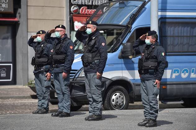 Foto IPP Felice De Martino Napoli 20 03 2020 Emergenza Coronavirus - bandiere a mezz asta e minuto di silenzio per le vittime del covid 19 Nella foto: agenti di polizia con la mascherina sul volto durante il minuto di silenzio Italy Photo Press World Copyright  0