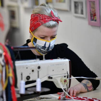 News Bilder des Tages A staff member makes facial masks at a tailor shop in Cologne, Germany, March 31, 2020. Confirmed cases of COVID-19 in Germany increased (Photo by Ulrich Hufnagel Xinhua) GERMANY-COLOGNE-COVID-19 