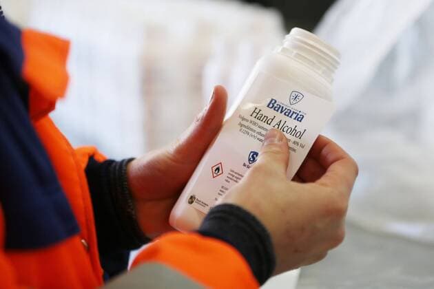2020-03-31 13:30:57 LIESHOUT - Bij bierbrouwer Bavaria worden etiketten geplakt op flessen met desinfecterende handgel. Met alcohol uit eigen voorraad worden de gels gemaakt, die hard nodig zijn vanwege het coronavirus. ANP PIETER STAM DE JONGE  Copyright: xANPx xPIETERxSTAMxDExJONGEx x409163195x