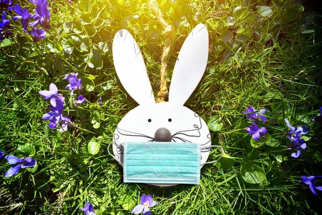FOTOMONTAGE, Osterdeko mit Mundschutz, Ostern und Corona-Krise