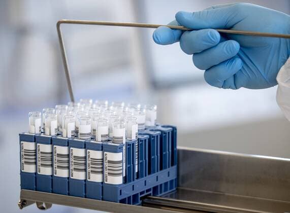 2020-03-31 14:05:25 ROOSENDAAL - Materiaal om te testen op infectieziekten in het laboratorium van Microvida in het Bravis ziekenhuis. In het laboratorium wordt getest op het coronavirus. ANP SEM VAN DER WAL  Copyright: xANPxSEMxVANxDERxWALx x409165088x