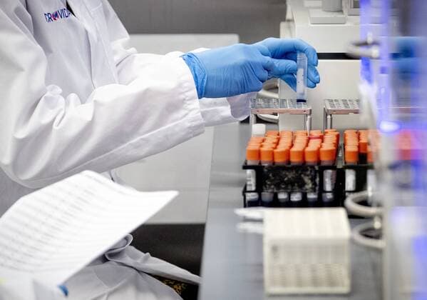 2020-03-31 14:17:46 Equipment to test for infectious diseases in the Microvida laboratory in the Bravis hospital in Roosendaal, The Netherlands, 31 March 2020. The laboratory tests for the coronavirus. ANP SEM VAN DER WAL  Copyright: xANPxSEMxVANxDERxWALx x409165103x