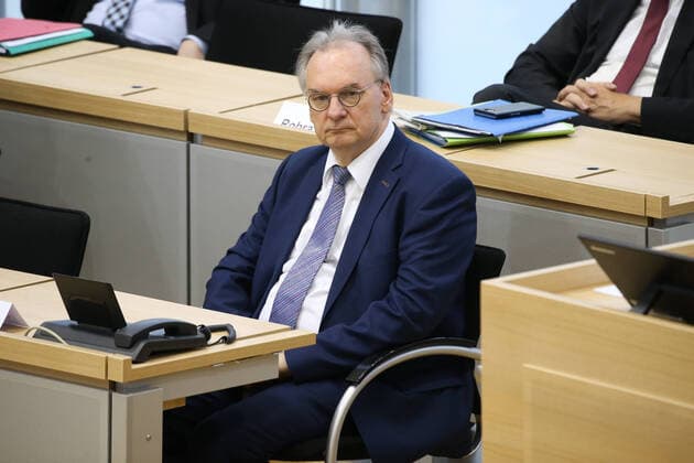 Ministerpraesident Dr. Reiner Haseloff (CDU,Sachsen Anhalt) sitzt im Plenarsaal - Zur vorgezogenen Landtagssitzung im Landtag von Sachsen Anhalt soll wegen der Corona Krise nur ein Tagespunkt abgearbeitet werden, zur Debatte steht der Landeshaushalt 2020-2021. Es gibt besondere Sicherheitsvorkehrungen, wegen des Coronavirus muss ein Teil der Landtagsabgeordneten auf die Besuchertribüne umgesetzt werden, damit der Mindestabstand gewahrt bleibt.